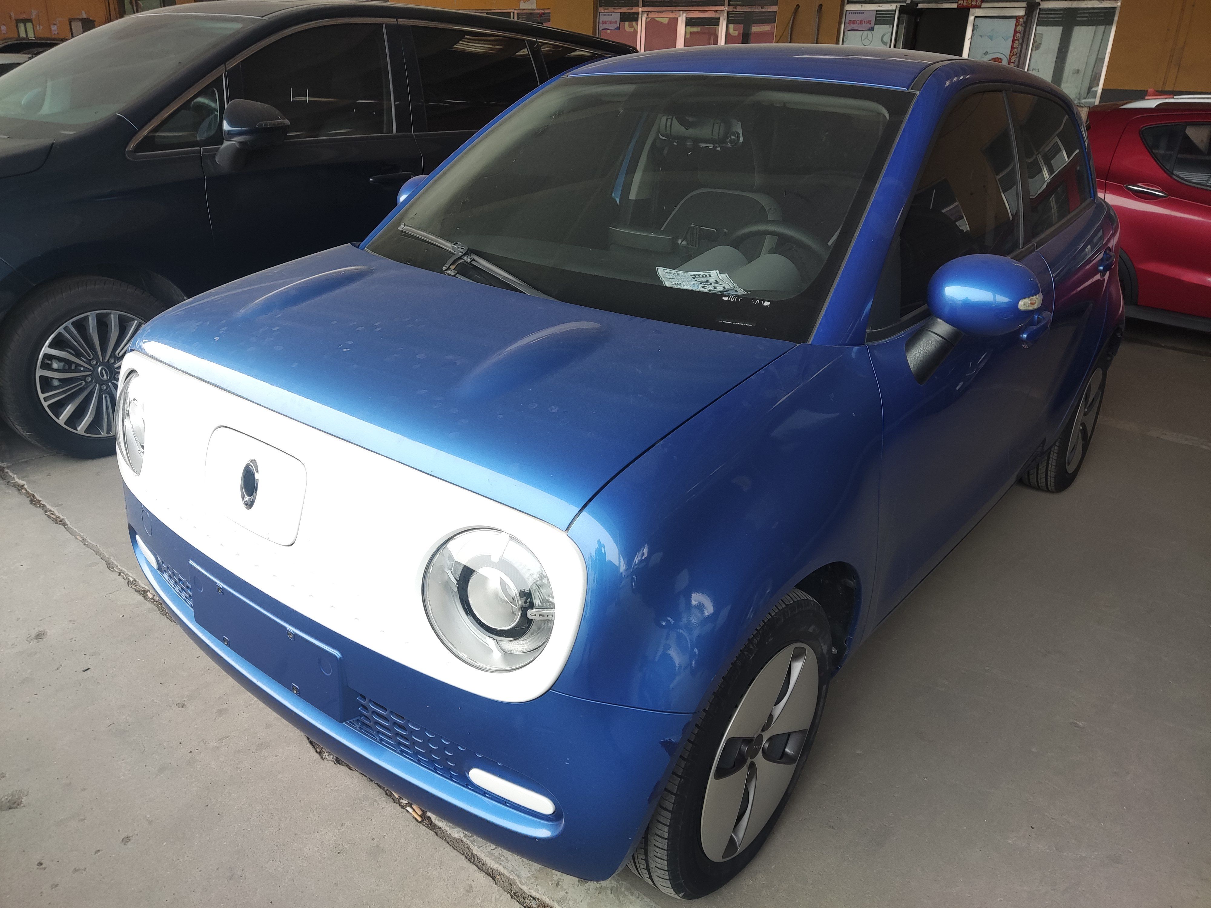 تحت مقدمة السيارة