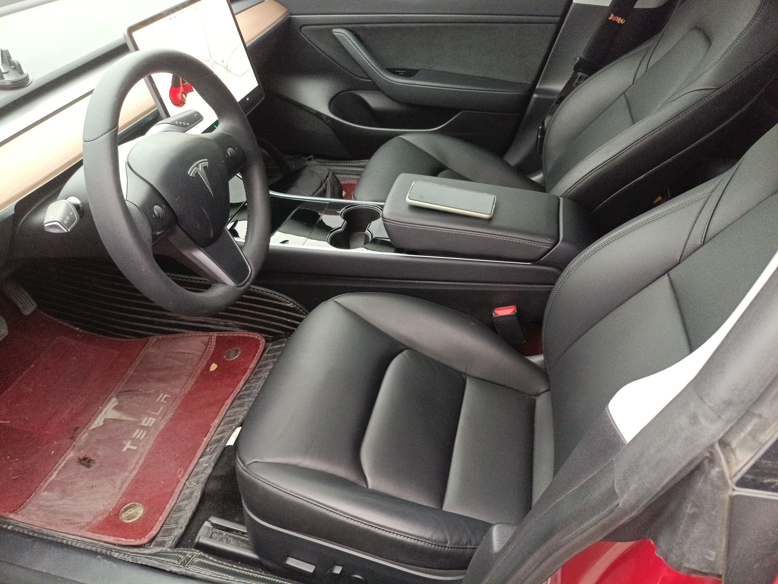 Переднее сиденье в автомобиле