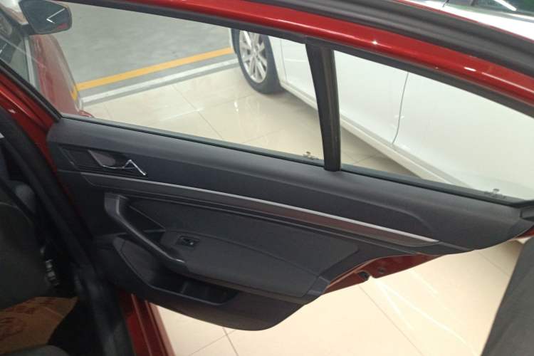 Used Volkswagen Lavida 2015 1.6L Automatic Fashion Edition