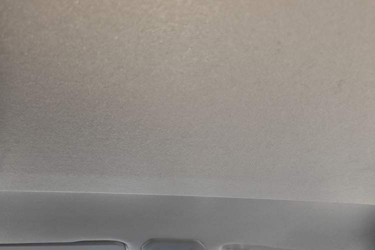 Used SAIC MAXUS Xintu V70 2023 2.0T Elite Edition Manual Transmission Short Wheelbase Low Roof 5/6 Seats (125 hp)