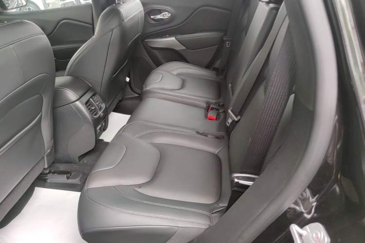Used Jeep Cherokee 2019 2.0T Four-Wheel Drive Explorer Edition China VI Emission Standard