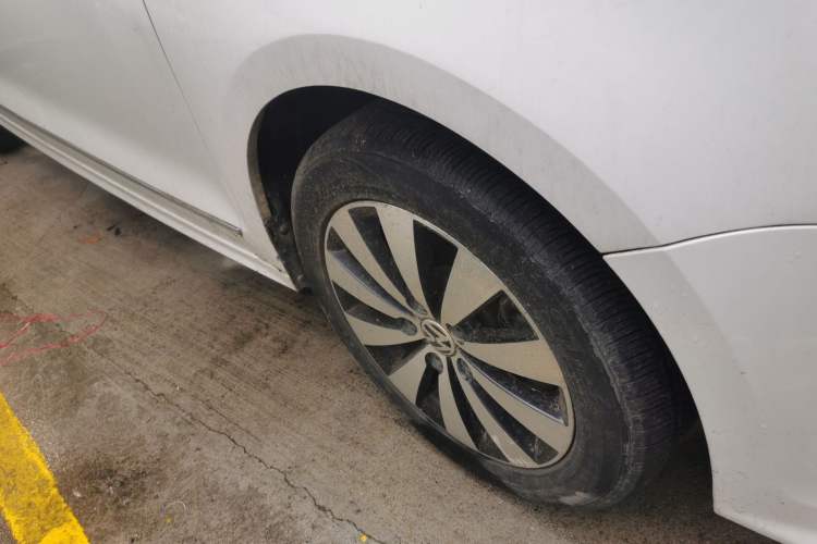 Used Volkswagen Sagitar 2017 230TSI Automatic Comfort Version Right Front Wheel Hub