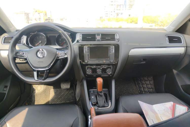 Used Volkswagen Sagitar 2017 230TSI Automatic Comfort Version Center Console