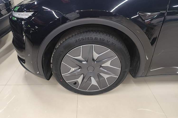 Used Tesla Model Y L 2025 Model Long-Range All-Wheel-Drive Version
