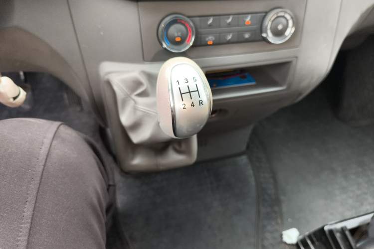 Used JAC Group Sunray 2022 2.0T Fuel-Efficient King PLUS Express Version Mid-axle 5-6 Seats HFC4DB3-2E4
