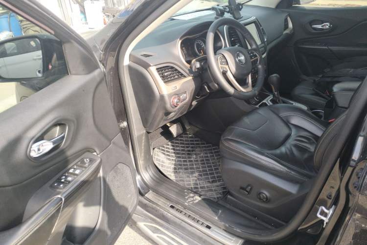 Used Jeep Cherokee 2017 2.0L Superior Edition