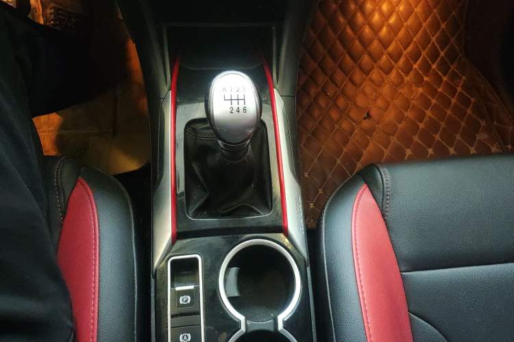 Used Haval H2 2017 Blue Label 1.5T Manual Two-Wheel Drive Luxury Model Gear Lever