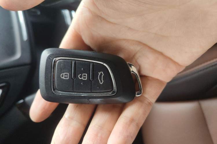 Used Dongfeng Aeolus AX7 2018 Classic 1.6T Automatic Luxury Model Vehicle Key