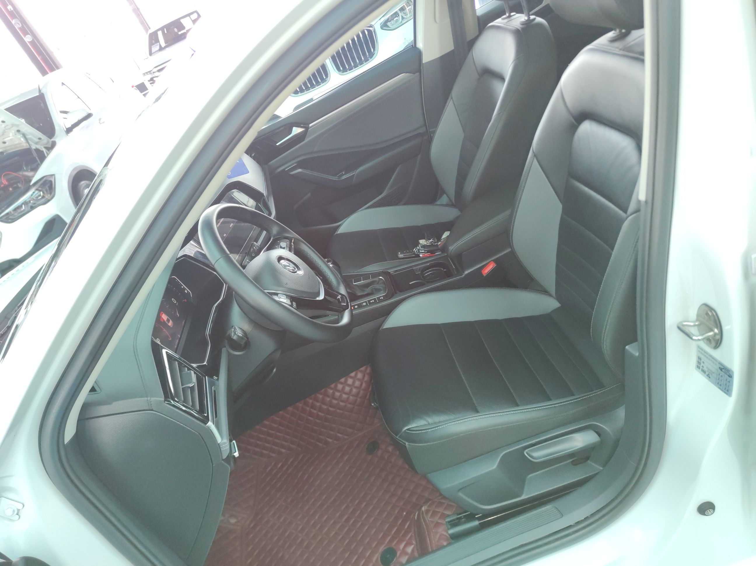 Переднее сиденье в автомобиле