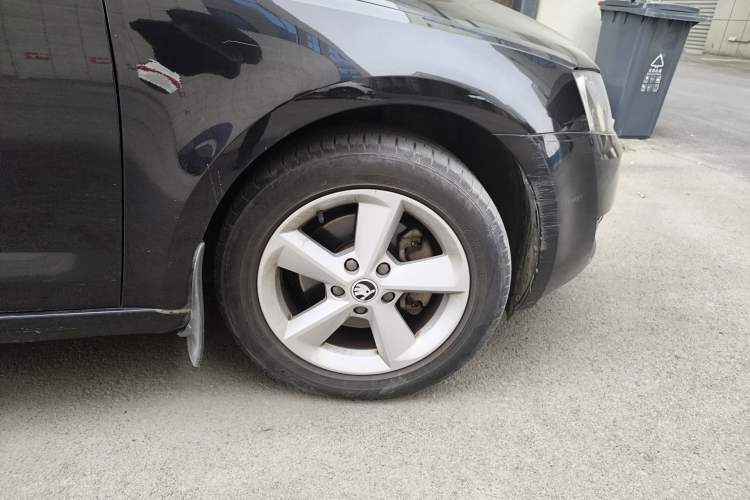 Used Skoda Octavia 2015 1.6L Automatic Yijun Edition Right Front Wheel Hub