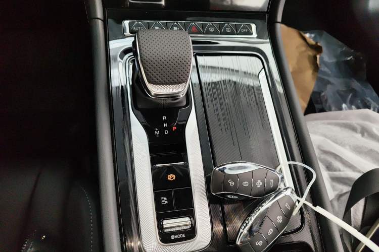 Used Hongqi H5 2025 2.0T Automatic Flag Edition – 500 000 Units Commemorative Version
