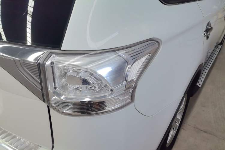 Used Mitsubishi Outlander (Import) 2014 2.0L Two-Wheel Drive Sport Value Edition 5 Seats
