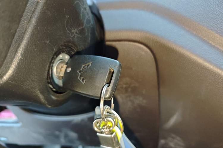 Used Wuling Hongguang V 2022 1.5L Jingqu Edition Enclosed-Window Vehicle with Hydraulic Power Steering LAR