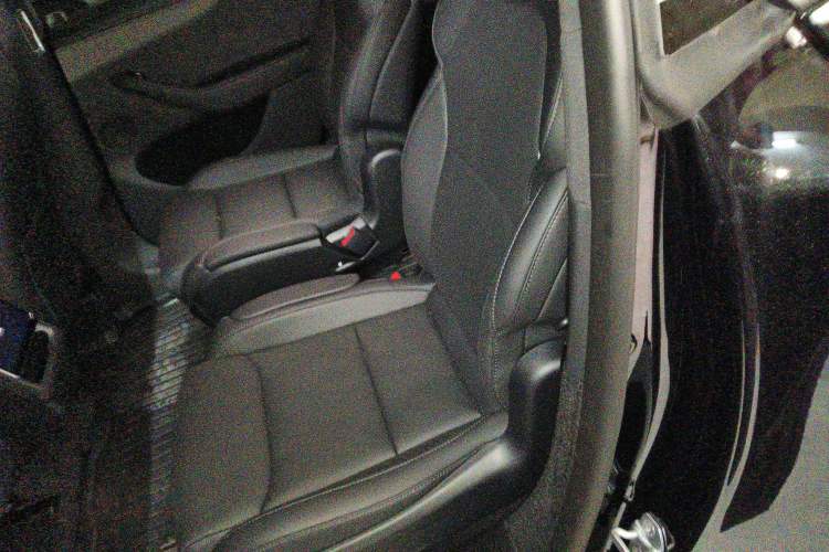 Used Tesla Model Y L 2025 Model Long-Range All-Wheel-Drive Version Left Rear Seat