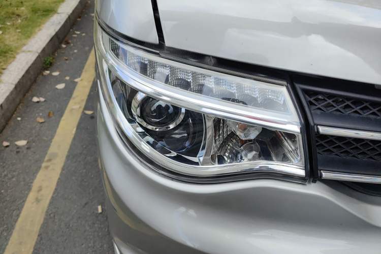 Used Dongfeng Shuaike 2016 1.5L Manual Standard Edition Right Front Headlight