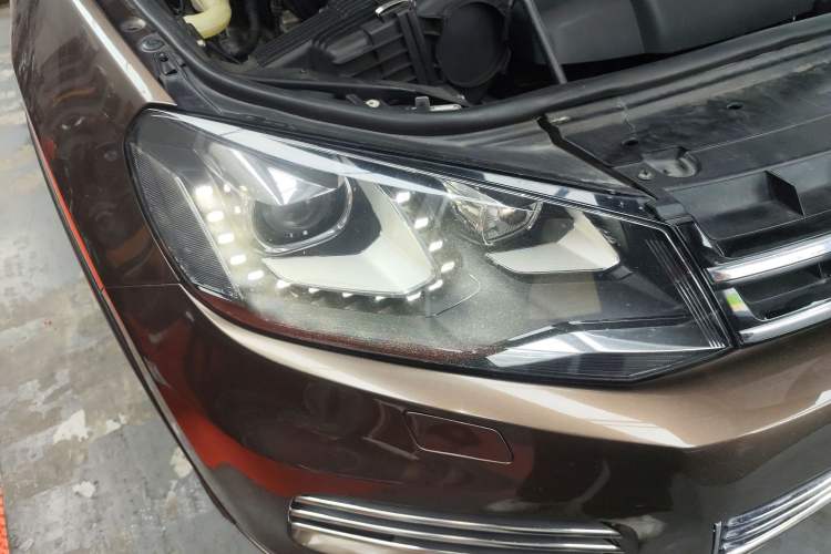 Used Volkswagen Touareg 2011 3.0 TDI Diesel Comfort Version Right Front Headlight