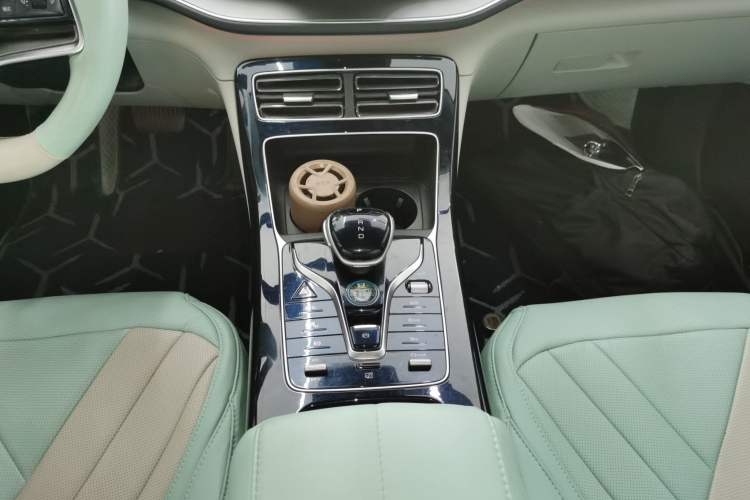 Used BYD Qin PLUS 2021 DM-i 120KM Flagship Model Gear Lever