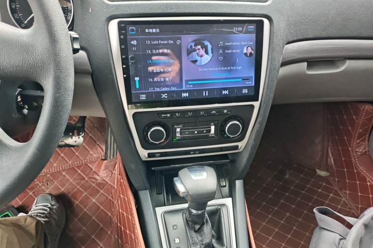 Used Skoda Octavia 2012 1.6L Automatic Yijun Edition Audio And AC Panel