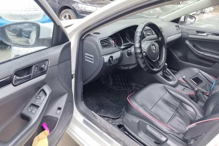 Used Volkswagen Sagitar 2015 230TSI Automatic Comfort Version Driver Seat