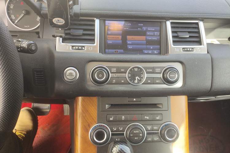 Used Land Rover Range Sport 2011 5.0 NA V8 HSE Audio And AC Panel