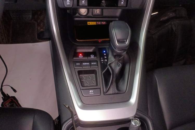 Used Toyota RAV4 2023 Dual-Engine 2.5L E-CVT Two-Wheel Drive Elite Plus Edition Gear Lever