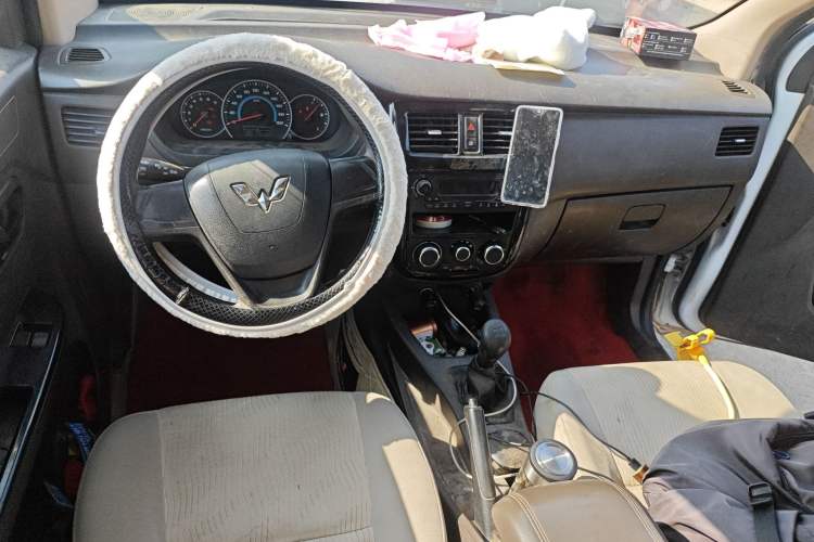 Used Wuling Rongguang V 2016 1.5L Standard Version Center Console