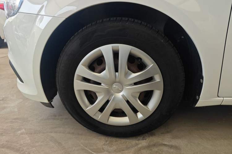 Used Chevrolet Aveo Sonic 2014 Sedan 1.4SL AT Stylish Sunroof Edition Exterior 4