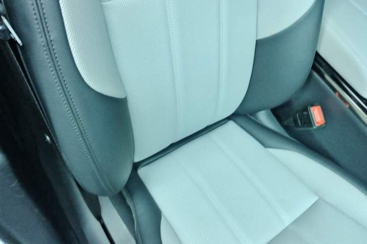 Used Land Rover Range Evoque 2020 249 PS R-DYNAMIC SE Sport Technology Edition Right Front Seat