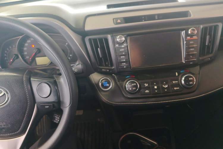 Used Toyota RAV4 2016 2.0L CVT Two-Wheel Drive Fashion Edition China V Standard
