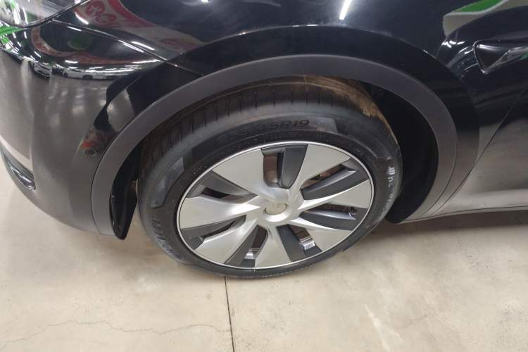 Used Tesla Model Y 2021 Standard Range Rear-Wheel Drive Version Left Front Wheel Hub