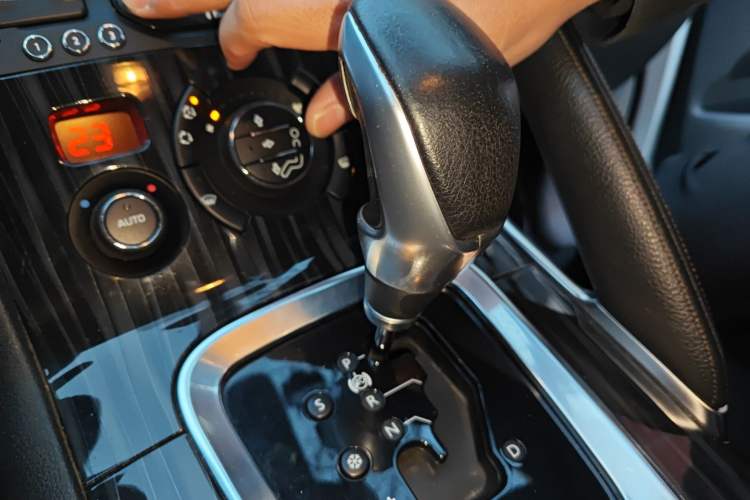 Used Peugeot 3008 2013 1.6THP Automatic Prestige Edition Gear Lever