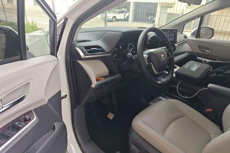 Used Toyota SIENNA 2024 2.5L Hybrid Comfort Edition Driver Seat