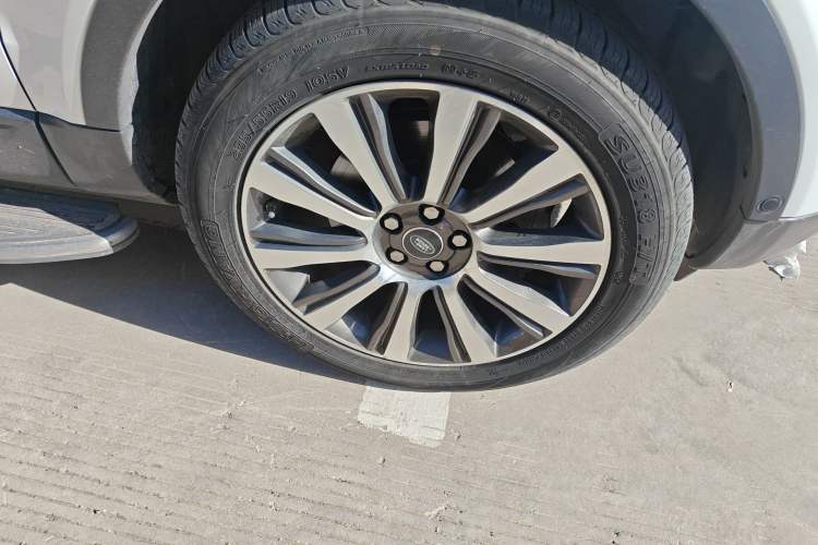 Used Land Rover Range Evoque 2018 240 PS SE Smart Brilliance Edition Right Front Wheel Hub