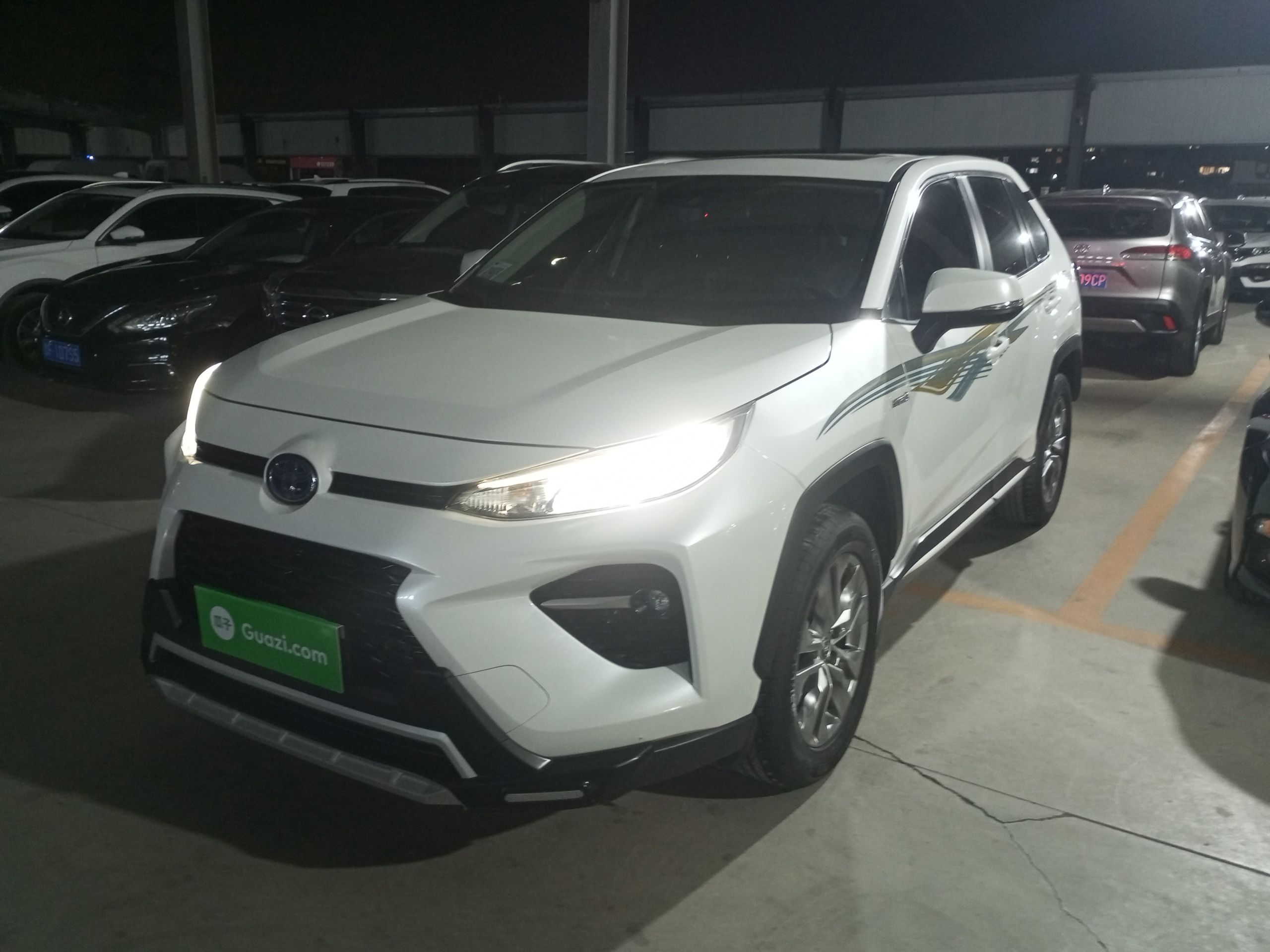 تحت مقدمة السيارة