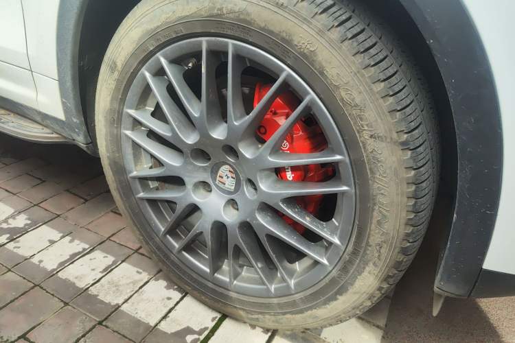 Used Porsche Cayenne 2014 Cayenne Platinum Edition 3.0T Right Front Wheel Hub