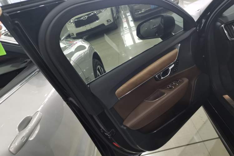 Used Volvo S90 New Energy 2023 T8 Plug-in Hybrid All-Wheel Drive Long-Range Zhiyi Luxury Edition
