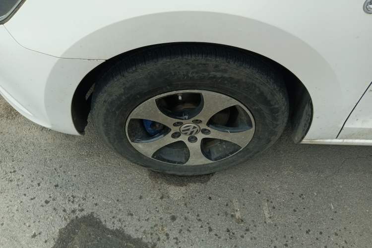 Used Volkswagen Jetta 2015 Value Edition 1.6L Manual Fashionable Style Left Front Wheel Hub