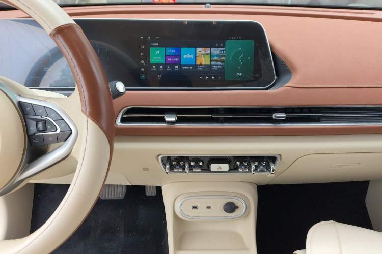 Used ORA Good Cat 2024 401 km Luxury Version Audio And AC Panel