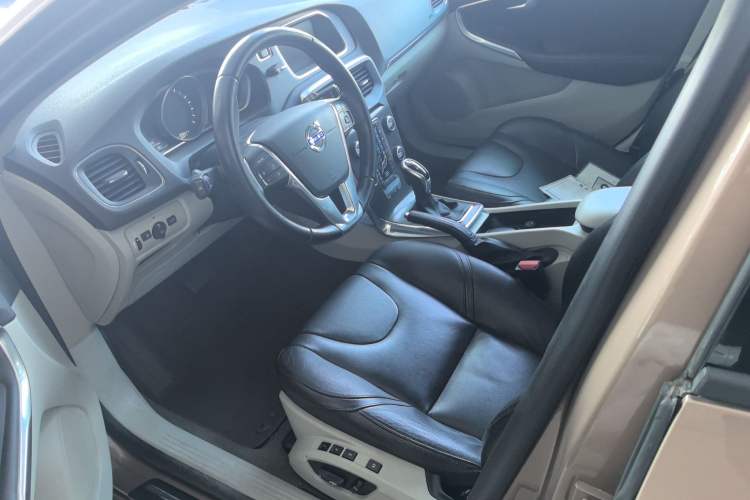 Used Volvo V40 2016 T3 Zhiyi Edition