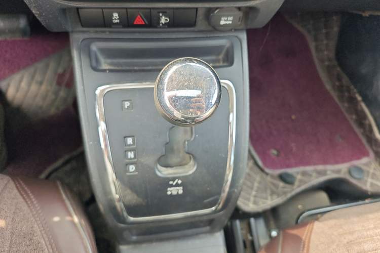 Used Jeep Compass 2014 2.4L four-wheel drive sport version Gear Lever