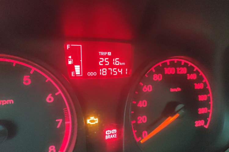 Used Hyundai Verna (older generation) 2010 Sedan 1.4L Manual Comfort GS Odometer Close Up