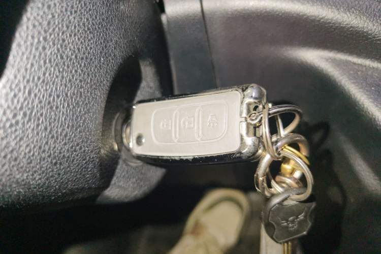 Used Foton Toano 2023 Joy Elephant Multi-Function Model Cummins 2.8T Automatic Long Wheelbase Mid-Roof Design Rear Single Tire Available in 5/6/7/9-Seater Configurations Vehicle Key