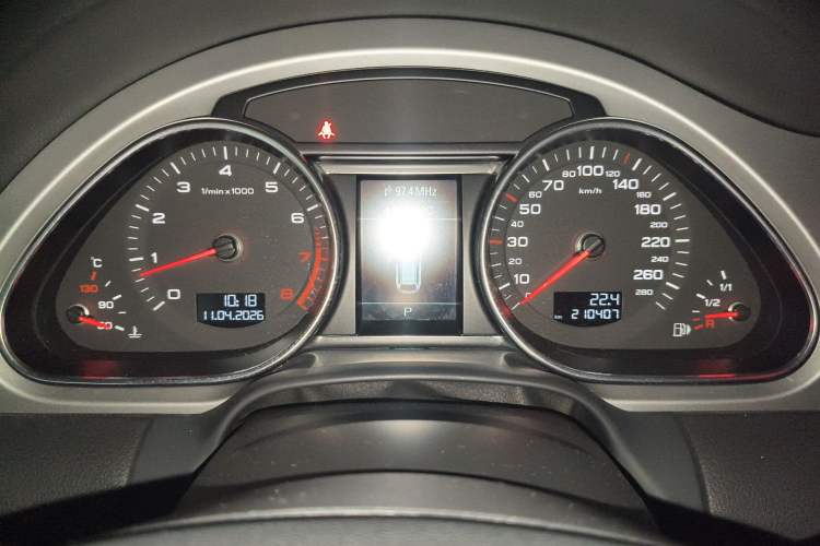 Used Audi Q7 2014 35 TFSI Ambition Edition Odometer Close Up