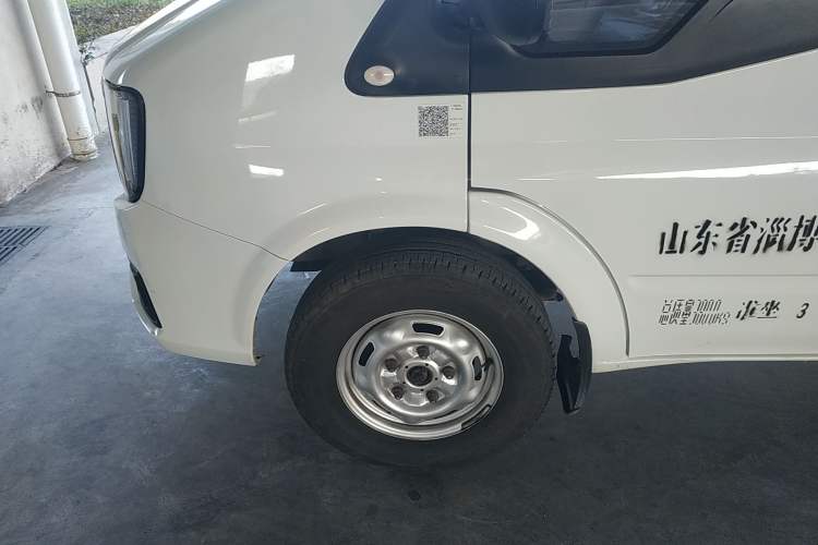 Used JMC Fushun 2023 2.0T Automatic Mid-Drive High-Roof Commercial Van Transport Vehicle with 2/3 Seats

