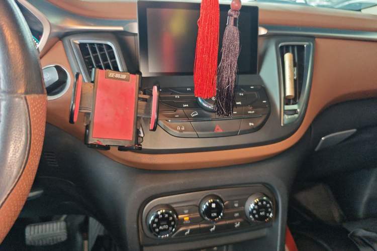 Used Soueast DX7 2015 1.5T Automatic Elite Model Audio And AC Panel