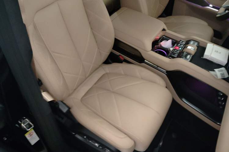 Used Formula Leopard 8 2025 Smart & Brave Flagship Edition 6 Seats Right Front Seat