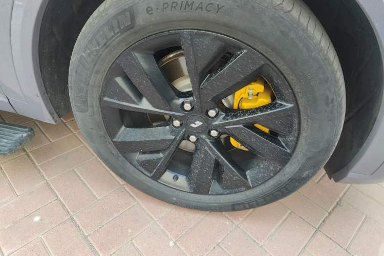 Used Li Auto L8 2023 Air model Right Front Wheel Hub