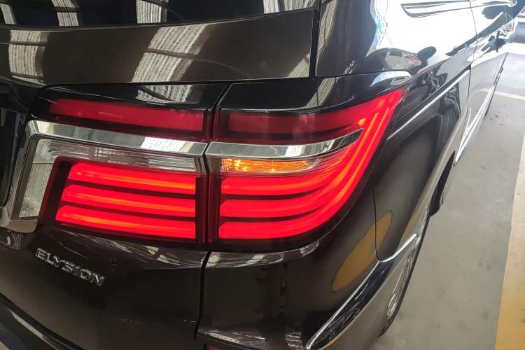 Used Honda Elysion 2016 2.4L Comfort Edition Right Rear Taillight