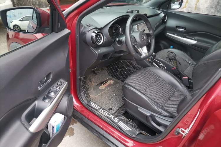 Used Nissan Kicks 2018 1.5L CVT Smart Connect Deluxe Edition Driver Seat