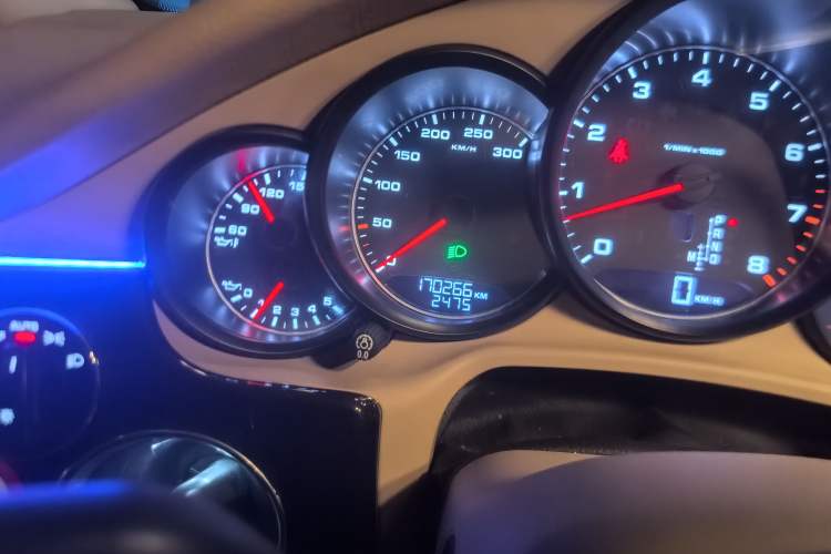 Used Porsche Panamera 2014 Panamera 4 3.0T Odometer Close Up